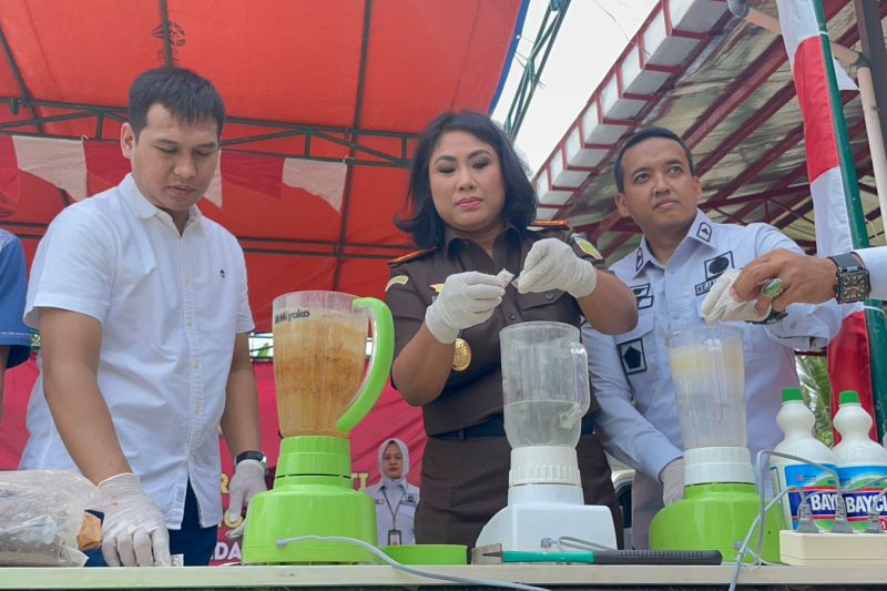 Kepala Kejari Tangsel Dewi Apsari saat memusnahkan sejumlah barang bukti hasil rampasan negara di Tangerang, Banten, Kamis (12/9/2024). ANTARA/Azmi