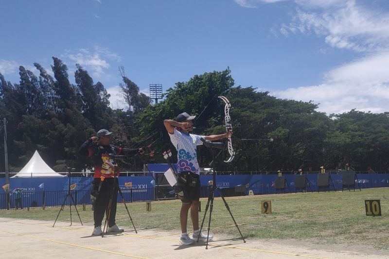 Atlet panahan Papua, Catur Wuri Adi Nugroho (kiri) dan atlet asal Jawa Tengah, Hendika Pratama Putra (kanan) yang mendapatkan poin seri 141-141 pada semifinal divisi compound putra dalam Pekan Olahraga Nasional (PON) XXI/2024 Aceh-Sumatera Utara di Stadion Harapan Bangsa, Banda Aceh, kembali beradu dalam satu kali tembakan yang menghasilkan Catur sebagai pemenang dengan skor 9-8, Kamis (12/9/2024). ANTARA/Risky Syukur