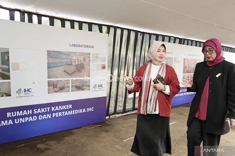 Rektor Unpad Rina Indiastuti (kiri) bersama Plt Direktur Utama Pertamedika IHC Lia Partakusuma (kanan) saat meninjau proyek pembangunan rumah sakit khusus kanker di Kota Bandung, Jawa Barat, Kamis (12/9/2024). (ANTARA/Rubby Jovan)