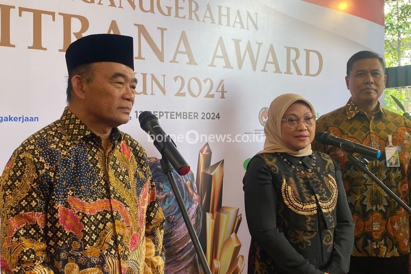 Menko PMK Muhadjir Effendy (kiri), Menaker Ida Fauziyah (tengah) dan Dirut BPJS Ketenagakerjaan Anggoro Eko Cahyo ketika ditemui wartawan usai usai Paritrana Award Tahun 2024 di Jakarta, Kamis (12/9/2024) (ANTARA/Prisca Triferna)