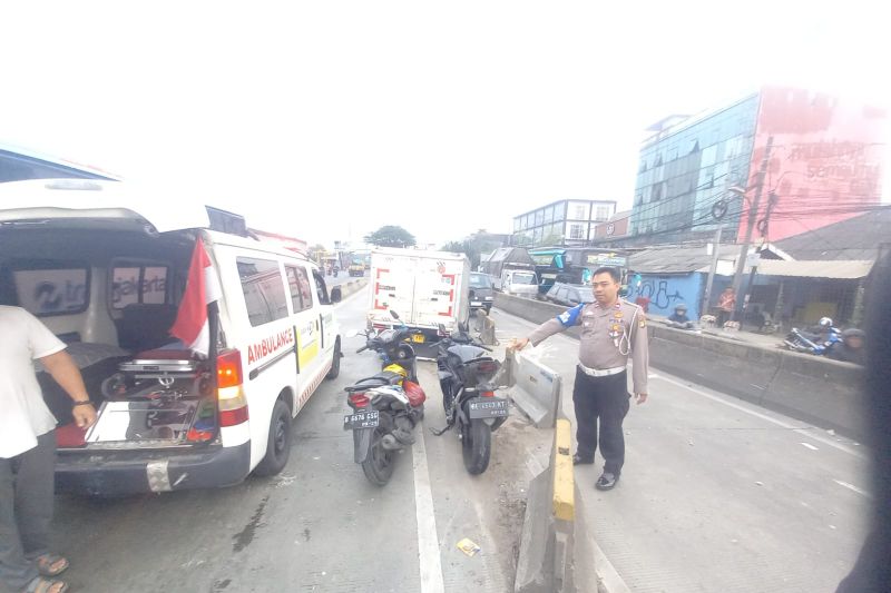 Polisi menunjuk lokasi terjadinya kecelakaan antara satu mobil boks dan empat sepeda motor di turunan jalan layang (flyover) Pesing, Cengkareng, Jakarta Barat pada Kamis sekitar pukul 05.30 WIB. ANTARA/HO-Polres Metro Jakarta Barat