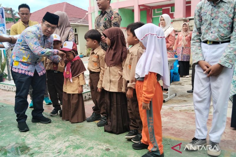 Pembagian Seragam Sekolah Gratis untuk 8.130 Siswa di Mukomuko