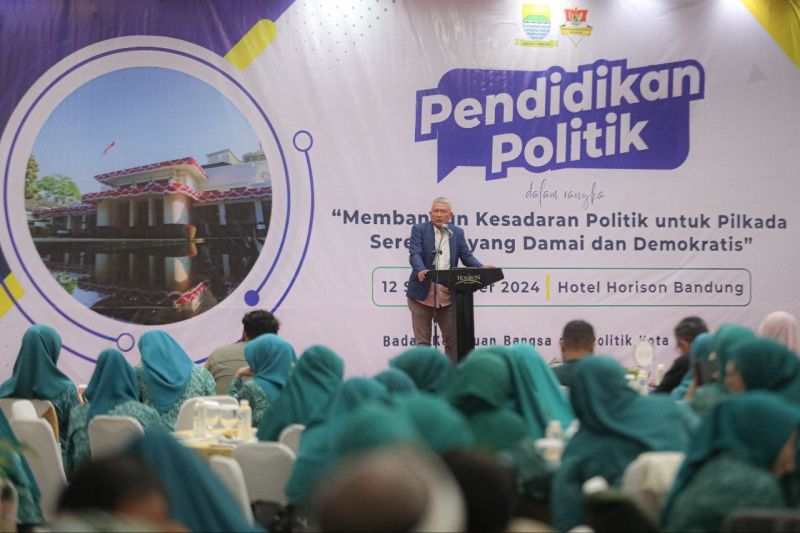 Penjabat Wali Kota Bandung Bambang Tirtoyuliono saat memberikan sambutan pada kegiatan pendidikan politik di Kota Bandung, Jawa Barat, Kamis (12/9/2024). ANTARA/HO-Pemkot Bandung