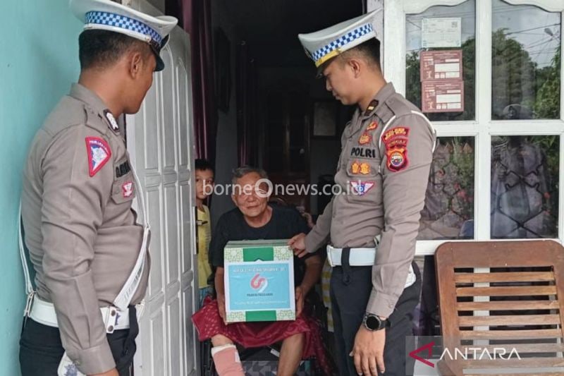 Polres Mukomuko Bagikan 60 Paket Sembako untuk Warga Miskin