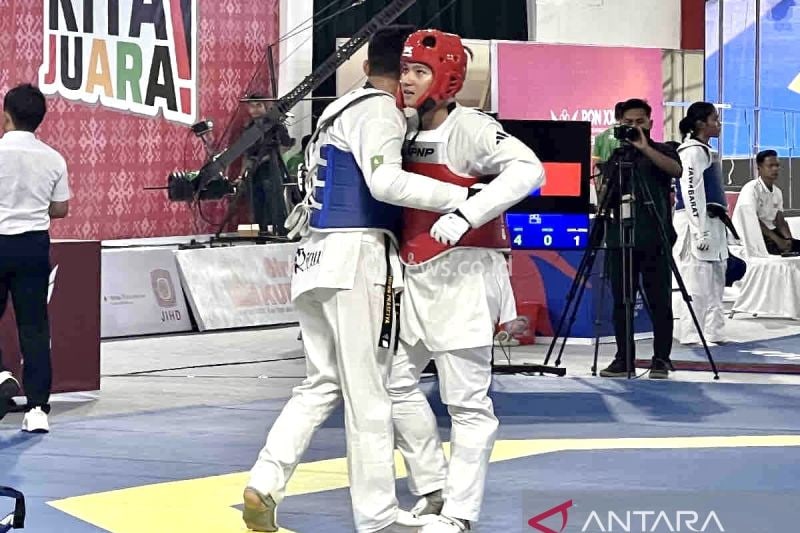 Atlet taekwondo Bali Bayu Satrya Mahottman berpelukan dengan atlet Riau yakni Prasetya Irfan di Deli Serdang, Sumatera Utara, Kamis (12/9/2024). ANTARA/Harianto