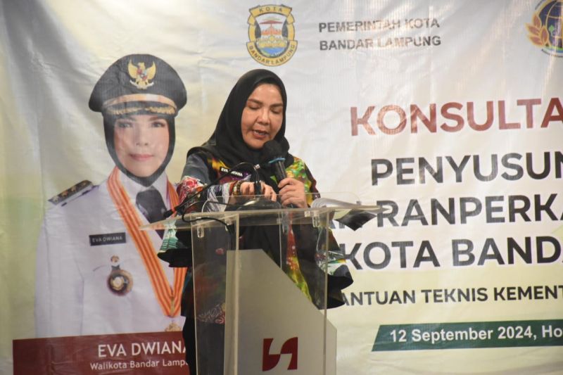 Wali Kota Bandarlampung Eva Dwiana saat memberikan sambutan pada konsultasi publik rencana tata ruang dan wilayah, di Bandarlampung, Kamis (12/9/2024). ANTARA/HO-Pemkot Bandarlampung