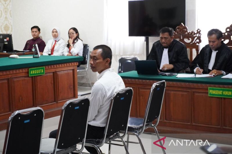 Terdakwa I Nyoman Sukena (38) menjalani sidang di Pengadilan Negeri Denpasar, Bali, Kamis (12/9/2024). ANTARA/Rolandus Nampu