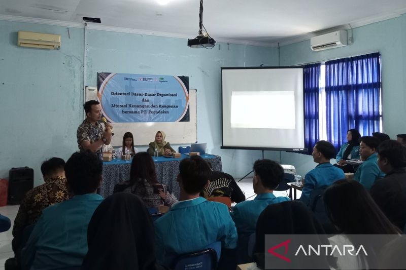 PT Pegadaian Area Cirebon saat menggelar kegiatan edukasi terkait kemudahan investasi melalui layanan tabungan emas di Universitas Gunung Jati, Cirebon, Jawa Barat, Kamis (12/9/2024). (ANTARA/Fathnur Rohman)