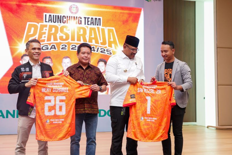 Direktur Utama BSI Hery Gunardi (kiri kedua) dan Pj Gubernur Aceh Safrizal ZA (kanan kedua) menerima jersey dari Direktur Keuangan Persiraja Razami Dek Cut (kiri) dan Manajer Persiraja Ridha Mafdhul Gidong (kanan) pada agenda Launching Tim Persiraja Musim 2024 di Gedung Landmark BSI Aceh, Selasa (10/9/2024). ANTARA/HO-BSI