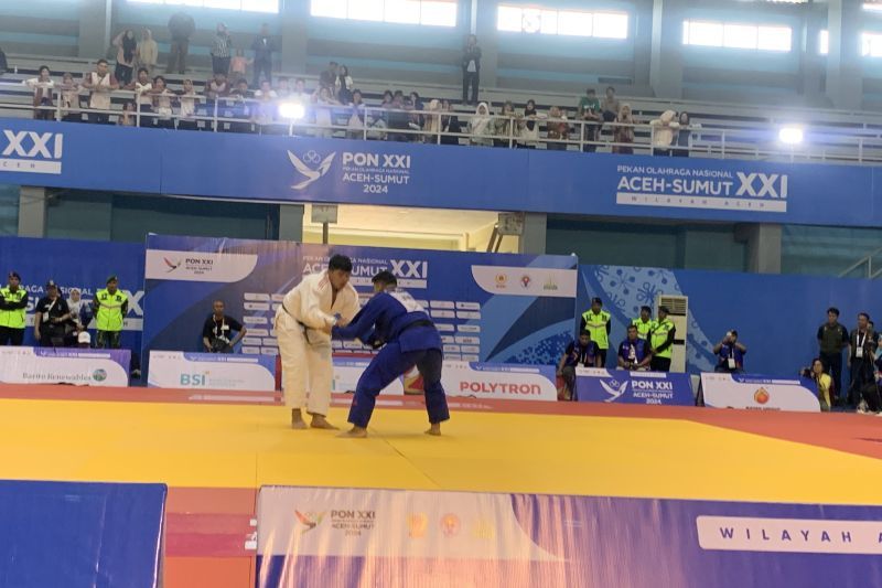 Pertandingan final cabang olahraga judo Pekan Olahraga Nasional (PON) XXI Aceh-Sumut di Gelanggang Mahasiswa Universitas Syiah Kuala (USK), Banda Aceh, Kamis.ANTARA/Mario Sofia Nasution