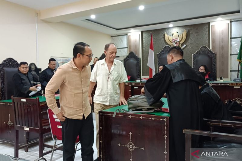 Dua terdakwa eksploitasi sumber daya air di Gili Trawangan, John Matheson dan Samsul Hadi, berjalan meninggalkan ruang sidang usai mengikuti agenda tuntutan jaksa di Pengadilan Negeri Mataram, NTB, Kamis (12/9/2024) sore. ANTARA/Dhimas B.P.