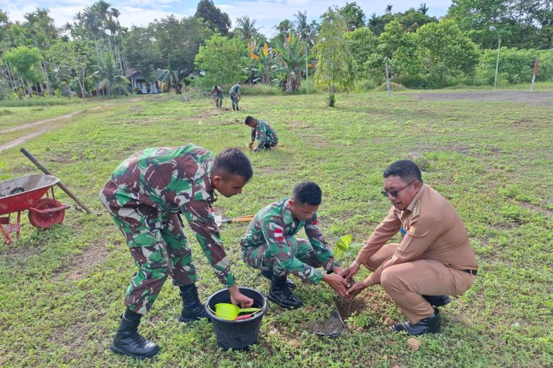 Satgas Pamtas RI-PNG Yonif 122/TS saat menanam bibit pohon di Distrik Muara Tami (ANTARA/HO-Dokumen pribadi Satgas Pamtas RI-PNG)