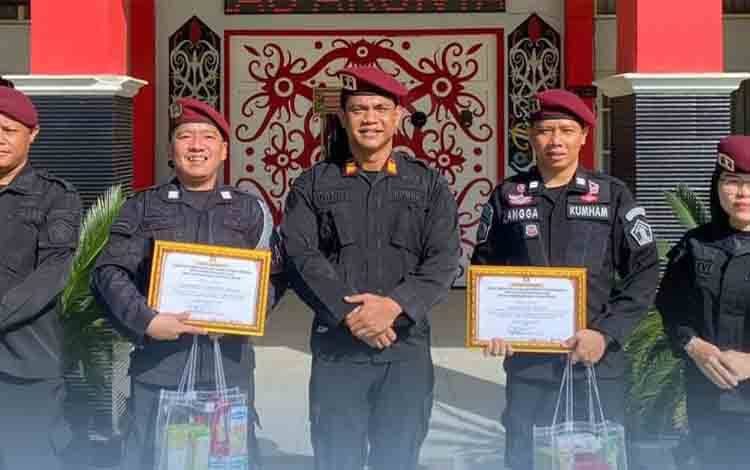 Kepala Rutan Kapuas Berikan Reward kepada Dua Pegawai Teladan