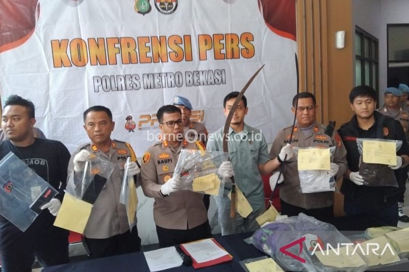 Polres Metro Bekasi menunjukkan alat bukti tindak pidana tawuran pelajar yang mengakibatkan satu orang meninggal, saat gelar perkara di Mapolres Metro Bekasi, Kamis (12/9/2024). ANTARA/Pradita Kurniawan Syah