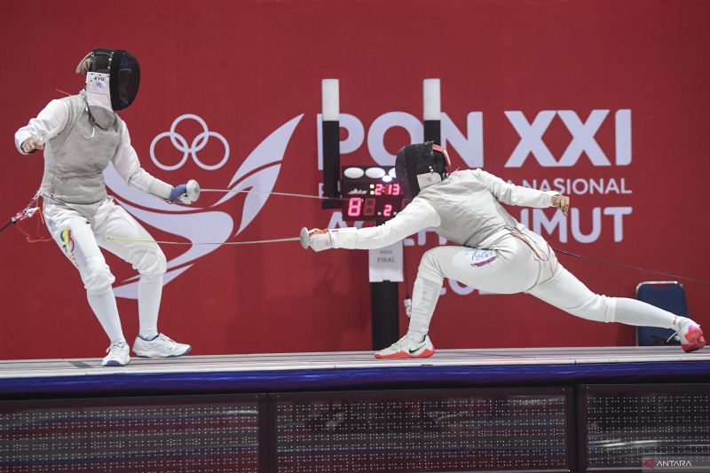 Atlet anggar Riau Ayu Pani (kiri) bertanding melawan atlet anggar Kalimantan Barat Mery Ananda (kanan) pada final floret perorangan putri PON XXI Aceh-Sumut 2024 di Hall Anggar, Stadion Harapan Bangsa, Banda Aceh, Aceh, Rabu (11/9/2024). ANTARA FOTO/Adeng Bustomi/pras.