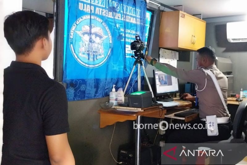 Petugas SIM keliling dari Polres Palu melayani masyarakat untuk perpanjangan SIM di Kota Palu, Kamis (12/9/2024). ANTARA/Tim PPL UIN Palu
