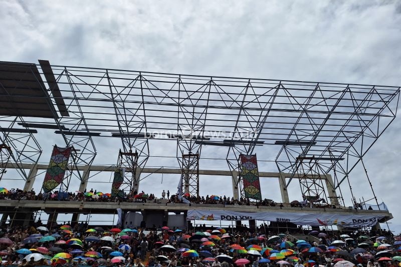 Para penonton memadati tribun melihat nomor pacuan kuda Pekan Olahraga Nasional (PON) XXI Aceh-Sumut 2024, para penonton nekat di tribun ketiga meski terdapat himbauan untuk tidak memasuki tribun lantai tiga Arena Pacuan Kuda Takengon, Kamis (12/09/2024). (ANTARA/FAJAR SATRIYO)