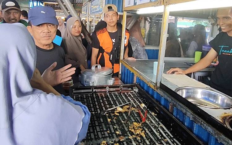 Warga Antusias Sambut Kedatanga Abdul Razak di Pusat Kuliner Pelabuhan Rambang