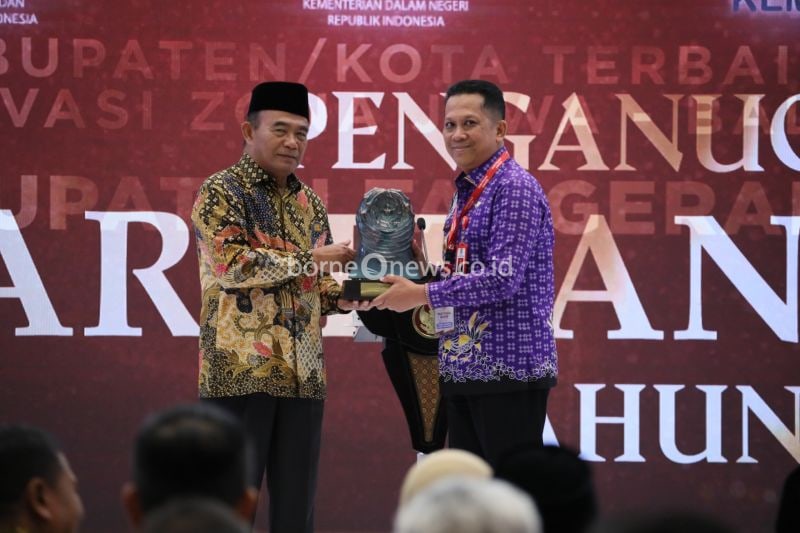 Pemerintah Kabupaten Tangerang menerima penghargaan Paritrana Award 2024 kategori Kabupaten/Kota Coverage Zona Jawa-Bali karena dinilai berhasil melakukan inovasi dalam meningkatkan cakupan perlindungan jaminan sosial ketenagakerjaan. ANTARA/HO-Pemkab Tangerang