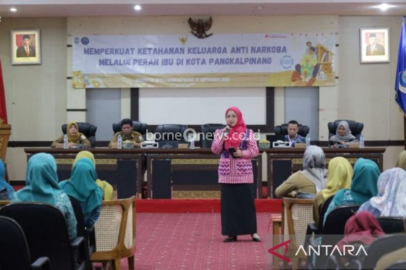 Penjabat Ketua TP PKK Kota Pangkalpinang, Yuniar Putia Rahma pada kegiatan yang diselenggarakan Badan Kesbangpol bersama BNN Kota Pangkalpinang. (ANTARA/HO-Diskominfo Kota Pangkalpinang)