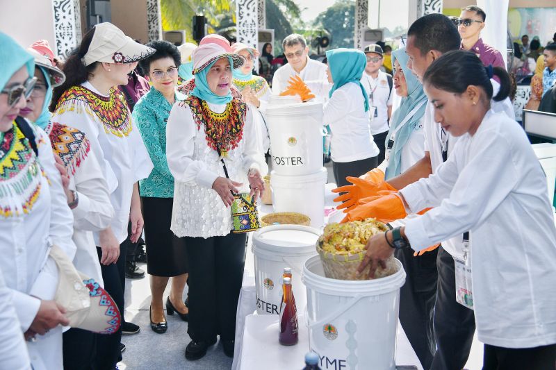 Ibu Negara Iriana Joko Widodo meninjau kegiatan pelatihan pengolahan sampah rumah tangga menjadi kompos dan ekoenzim di halaman Kantor Desa Tengin Baru, Kecamatan Sepaku, Kabupaten Penajam Paser Utara, Kalimantan Timur, Kamis (12/9/2024). ANTARA/HO-Vico-Biro Pers Sekretariat Presiden