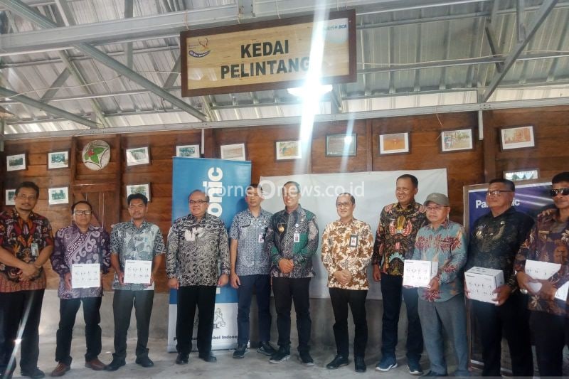 Penyerahan lampu belajar bertenaga surya dari Panasonic di Belitung, Kamis (12/9) (ANTARA/Kasmono/Apriliansyah)