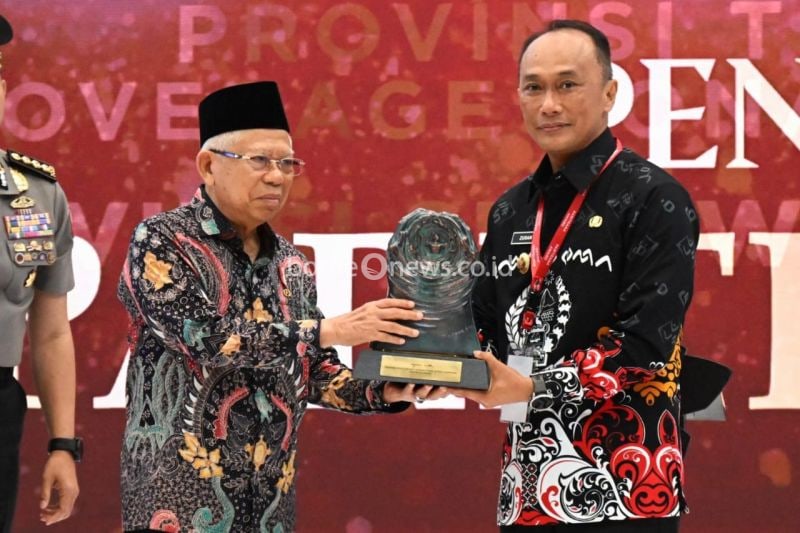 Wapres KH Ma'ruf Amin menyerahkan penghargaan Paritrana kepada Pj Gubernur Sulsel Zudan Arif di Jakarta, Kamis (12/9/2024). (ANTARA/HO-Humas Pemprov Sulsel)