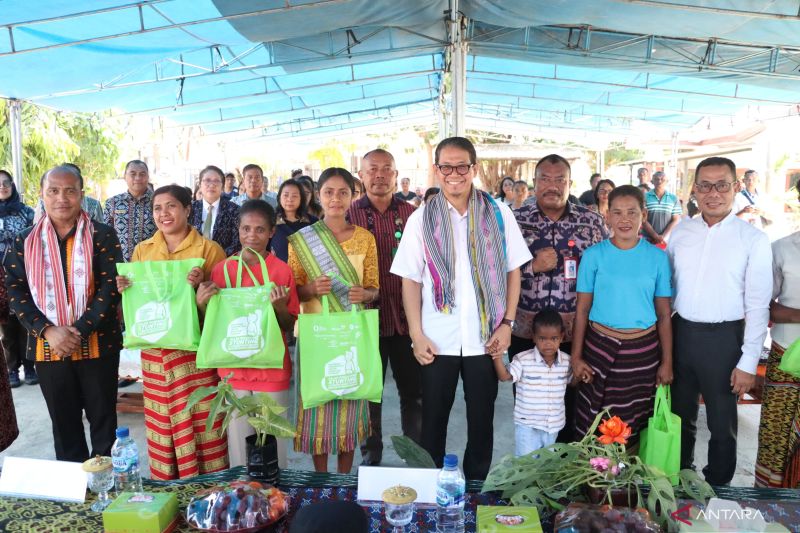 Penjabat Gubernur Nusa Tenggara Timur Andriko Noto Susanto (kelima kanan) berpose dengan sejumlah penerima bantuan pangan stunting di Kupang. ANTARA/Ho-Humas Pemprov NTT.