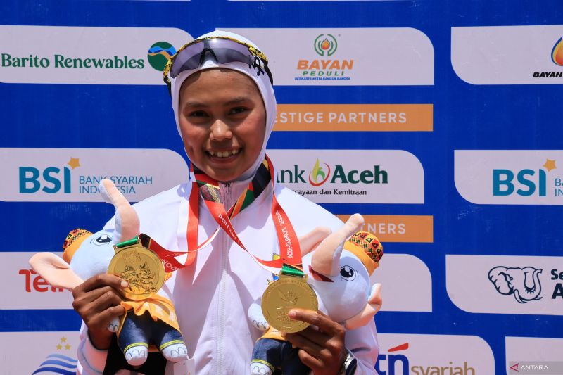 Atlet Olimpiade Tokyo 2020 sekaligus kontingen Provinsi Jambi Mutiara Rahma Putri menunjukkan dua medali emas yang diraih pada cabang olahraga dayung rowing Pekan Olahraga Nasional (PON) XXI, Kamis (12/9/2024). ANTARA/Muhammad Zulfikar.