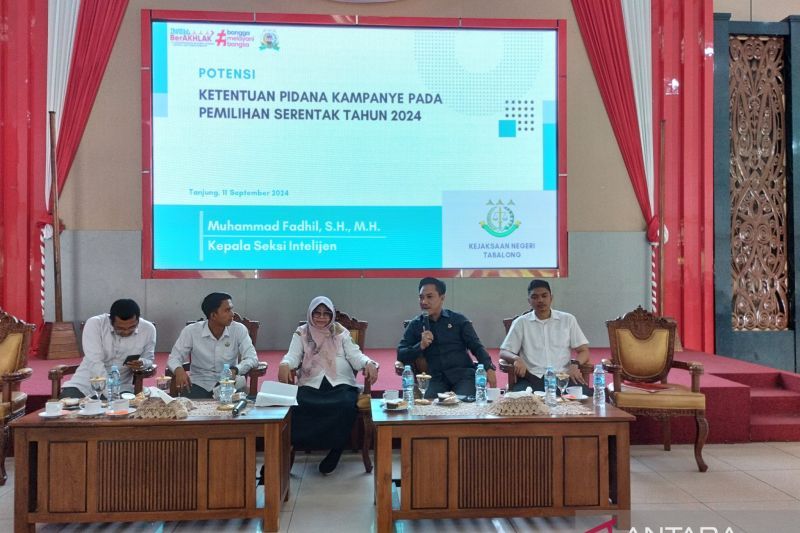 Kasi Intel Kejaksaan Negeri Tabalong Muhammad Fadhil memberikan materi terkait potensi ketentuan pidana kampanye pada pemilihan kepala daerah serentak 2024, Rabu (11/9) (ANTARA/Herlina Lasmianti)