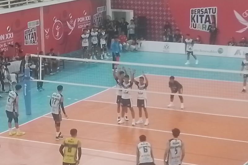 Suasana pertandingan bola voli indoor putra antara Jawa Barat menghadapi Sulawesi Tengah pada gelaran PON Aceh-Sumut 2024 di GOR Bola Voli indoor Sumut Sport Center, Deli Serdang, Kamis (12/9/2024). (ANTARA/Aldi Sultan)