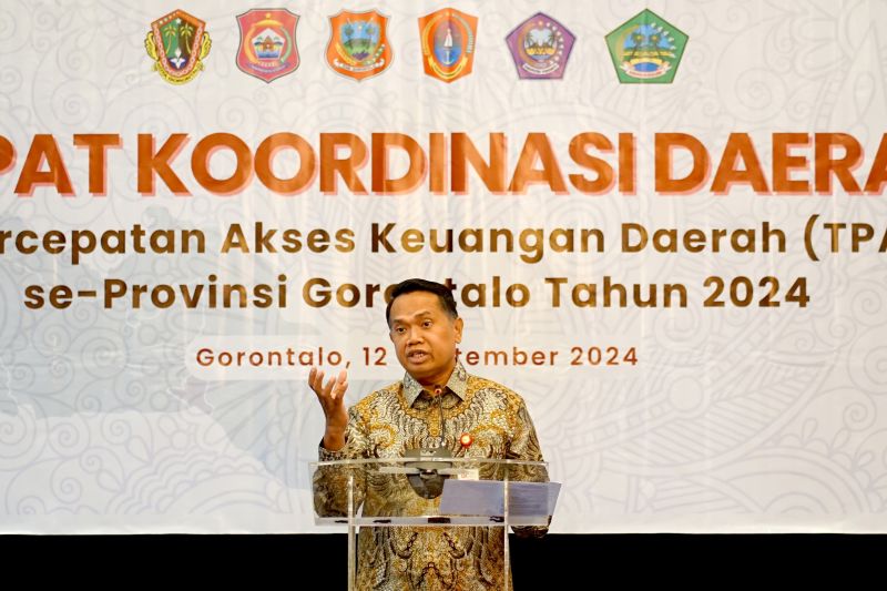 Kepala Otoritas Jasa Keuangan (OJK) Sulawesi Utara, Gorontalo, Maluku Utara Robert Sianipar memberikan sambutan pada rapat koordinasi TPAKD yang dihadiri oleh pemerintah provinsi, kabupaten kota, Bank Indonesia, Badan Pusat Statistik dan perbankan di Kota Gorontalo, Gorontalo, Kamis (12/9/2024). ANTARA/Adiwinata Solihin