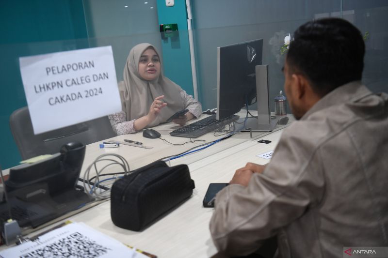 Petugas Satgas Pendaftaran LHKPN KPK (kiri) melayani penerimaan pelaporan LHKPN dari seorang perwakilan caleg terpilih di Gedung ACLC, Jakarta, Selasa (10/9/2024). . ANTARA FOTO/Akbar Nugroho Gumay/tom. Y) (ANTARA FOTO/AKBAR NUGROHO GUMAY)