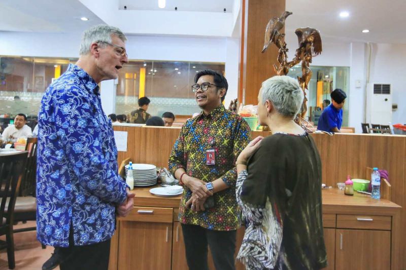 Penjabat Sekda Makassar Firman Hamid Pagarra saat berbincang dengan Dewan Pimpinan Australia Indonesia Institute (AII) Board Chair, Emiritus Professor Greg Fealy AM membahas penjajakan kerja sama bidang pariwisata dan pendidikan di Makassar, Kamis (12/9/2024). ANTARA/HO/Pemkot Makassar