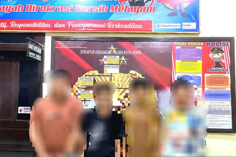 Empat siswa yang diduga terlibat kasus perundungan di SMK 1 Gorontalo, setelah diamankan di Polsek Kota Utara Kota Gorontalo. (ANTARA/HO-Humas Polresta Gorontalo Kota)