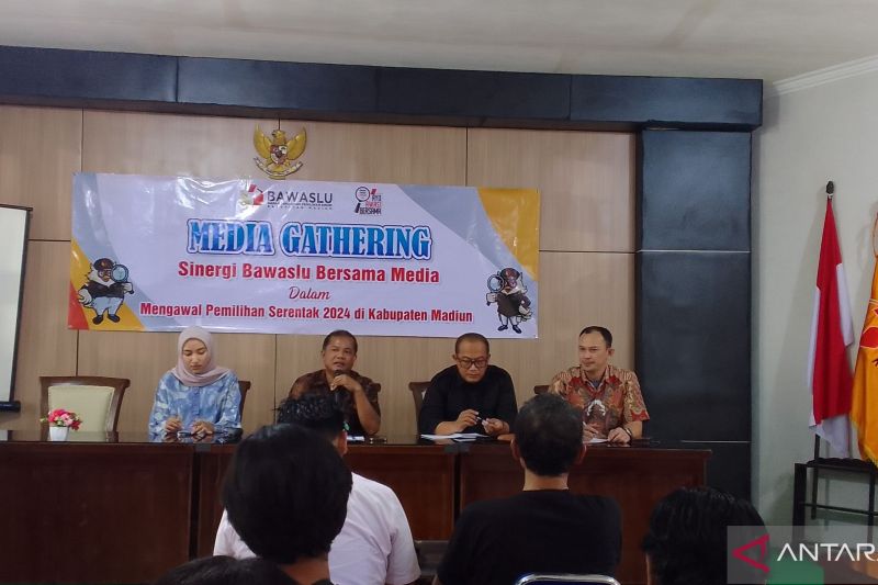 Kegiatan media gathering bertajuk Sinergi Bawaslu Bersama Media Mengawal Pilkada 2024 yang digelar Bawaslu Kabupaten Madiun di kantor Bawaslu Madiun, Kamis (12/9/2024). ANTARA/Louis Rika