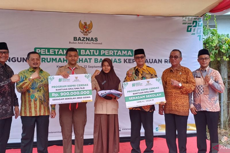 BAZNAS Kepri Salurkan 2.860 Seragam Gratis untuk Siswa Baru