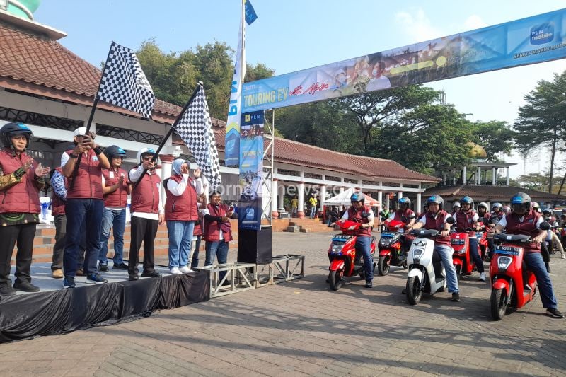 Pj Wali Kota Serang, Yedi Rahmat, bersama dengan PLN UID Banten mengikuti touring keliling Kota Serang, Banten, Kamis (12/9/2024). (ANTARA/Desi Purnama Sari)
