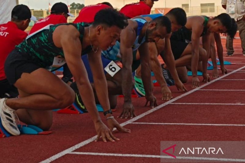 Atlet atletik nomor 110 meter gawang putra bersiap di garis start sebelum berlaga (ANTARA/Juraidi)