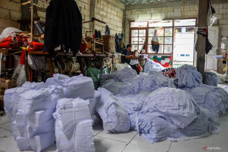 Pekerja menyelesaikan produksi kaos untuk kebutuhan Pilkada DKI Jakarta di konveksi planet production di Bandung, Jawa Barat, Selasa (10/9/2024). Ikatan Pengusaha Konveksi Bandung (IPKB) mencatat, pada momentum Pilkada 2024 permintaan kaos untuk kebutuhan Pilkada meningkat sebanyak 60 persen dari berbagai wilayah seperti DKI Jakarta, Jawa Tengah dan Jawa Barat. ANTARA FOTO/Raisan Al Farisi/YU