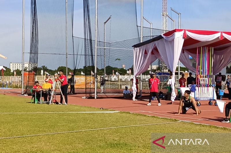 Atlet cabang olahraga atletik Sumatera Utara, Abdul Hafiz, terduduk setelah melempar lembing dalam nomor lempar lembing putra PON XXI Aceh-Sumut 2024 di Stadion Madya Atletik Sumut Sport Center, Kabupaten Deli Serdang, Sumatera Utara, Kamis (12/9/2024). ANTARA/Donny Aditra
