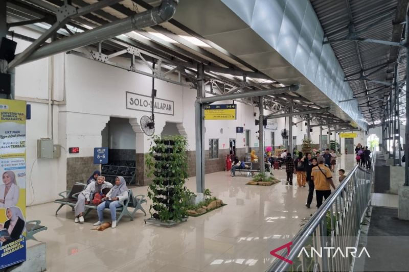 Aktivitaa penumpang di Stasiun Solobalaan Solo, Jawa Tengah, Kamis (12/9/2024). ANTARA/Aris Wasita
