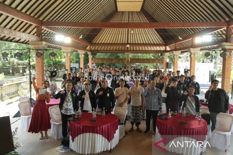 Deputi Bidang Koordinasi Revolusi Mental, Pemajuan Kebudayaan, dan Prestasi Olahraga Kemenko PMK, Warsito (depan, tiga dari kiri) bersama para generasi Z yang mengikuti pertemuan Generasi Digital (GenDi) Revolusi Mental 2024 di Desa Penglipuran, Kabupaten Bangli, Bali. ANTARA/HO-Kemenko PMK