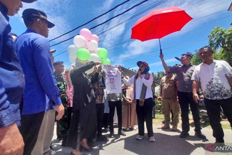 Bupati Bone Bolango Merlan Uloli (tengah) dan Wakil Ketua DPRD Kabupaten Bone Bolango Azan Piola saat pencanangan desa ramah perempuan dan anak di Desa Panggulo Kecamatan Botupingge Kabupaten Bone Bolango Gorontalo. (ANTARA/Zulkifli Polimengo)