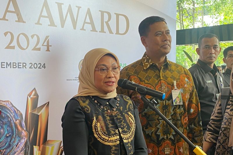 Manpower Minister Ida Fauziyah and president director of BPJS-TK, Anggoro Eko Cahyo, address a press conference after the BPJS-TK Award ceremony in Jakarta on September 9, 2024. (ANTARA/Prisca Triferna)
