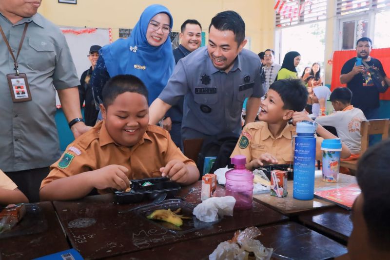 Pj Walikota Pekanbaru, Risnandar Mahiwa meninjau langsung pelaksanaan simulasi program makan bergizi gratis di SMPN 32 Pekanbaru. ANTARA/HO-Pemko Pekanbaru