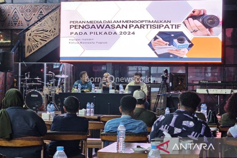Ketua Bawaslu Papua Hardin Halidin (tengah) bersama Wartawan Senior Syamsuddin Levi (kanan) saat menyampaikan materi pada kegiatan Media Gathering, di Kota Jayapura, Papua, Kamis (12/9/2024). ANTARA/Qadri Pratiwi