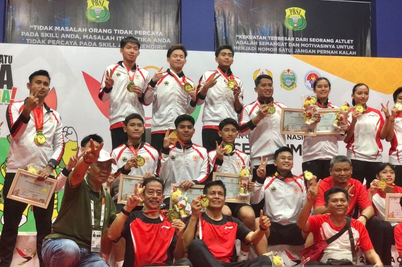 Pemain dan ofisial tim bulu tangkis Jawa Tengah (Jateng) berpose setelah meraih dua medali emas beregu putra dan putri cabang olahraga bulu tangkis Pekan Olahraga Nasional (PON) XXI Aceh-Sumut 2024 di GOR PBSI Sumut, Deli Serdang, Kamis (12/9/2024). (ANTARA/Zaro Ezza Syachniar)