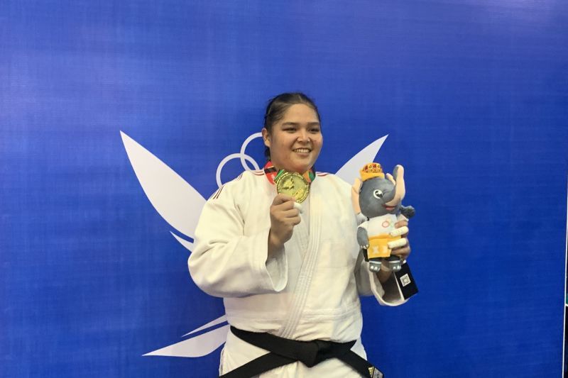 Judoka asal Lampung Indah Permatasari bersama medali emas yang didapatkan usai berlaga di nomor +78kg putri cabang olahraga judo Pekan Olahraga Nasional (PON) XXI Aceh-Sumut 2024 di Banda Aceh, Kamis (12/9/2024).ANTARA/Mario Sofia Nasution