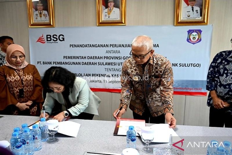 Penandatanganan MoU antara Penjabat Gubernur Gorontalo Rudy Salahuddin dengan Direktur Operasional Bank SulutGo Louisa J. Parengkuan, yang berlangsung di kantor cabang BSG di Jakarta Pusat. (ANTARA/HO-Diskominfotik Provinsi Gorontalo)